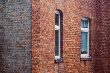 Kar taneleriyle kırmızı tuğla cephe