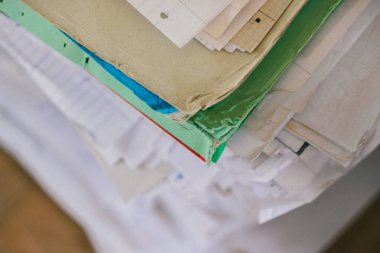 iğrenç Dokumentenstapel zum aussortieren