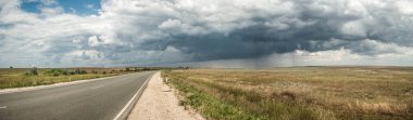 Yolun üstünde yağmurlu bulutlar