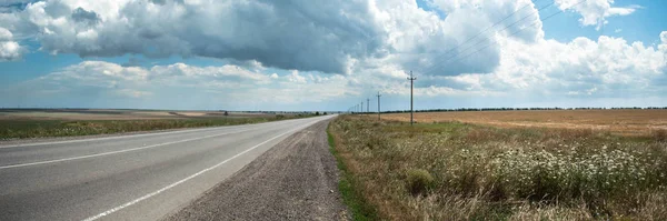 Bulutlu gökyüzü ve yol göster