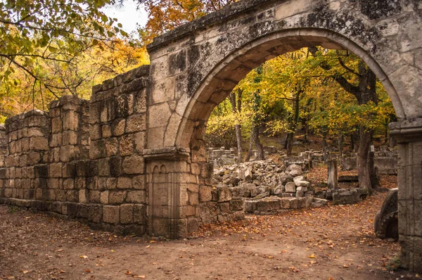 Sonbahar ormandaki yaşlı mezarlık kapıları