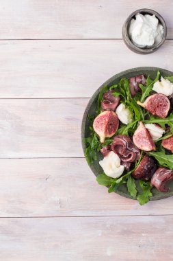 Mozzarella ve Serrano jambonlu marine edilmiş incir.