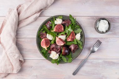 Mozzarella ve Serrano jambonlu marine edilmiş incir.