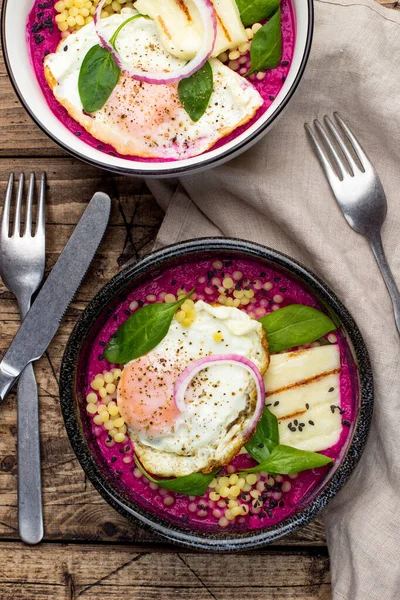 Řepa borani a halloumi snídaně misky — Stock fotografie