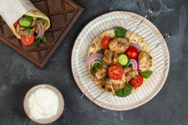 Pide sarılı sebzeli Souvlaki.