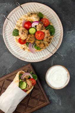 Pide sarılı sebzeli Souvlaki.