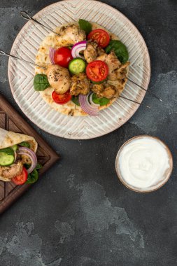 Pide sarılı sebzeli Souvlaki.