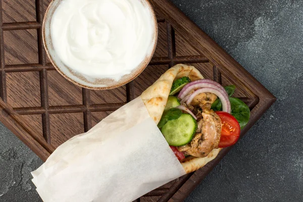 Souvlaki mit Gemüse im Fladenmantel — Stockfoto