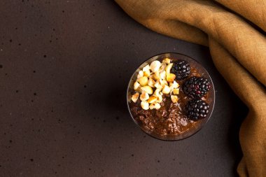 Böğürtlenli ve kavrulmuş fındıklı koyu çikolatalı mus.