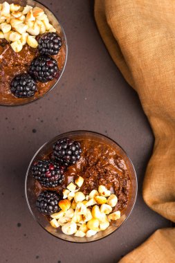 Böğürtlenli ve kavrulmuş fındıklı koyu çikolatalı mus.