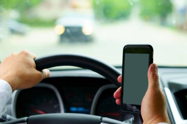 Metin yok ve sürücü! Bir adam manifatura bir parmak ile ise bir araba önde gelen. Parmak, telefon, arabanın odak odak odak.