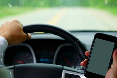 Metin yok ve sürücü! Bir adam manifatura bir parmak ile ise bir araba önde gelen. Parmak, telefon, arabanın odak odak odak.