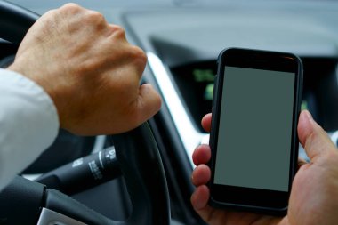 Metin yok ve sürücü! Bir adam manifatura bir parmak ile ise bir araba önde gelen. Parmak, telefon, arabanın odak odak odak.