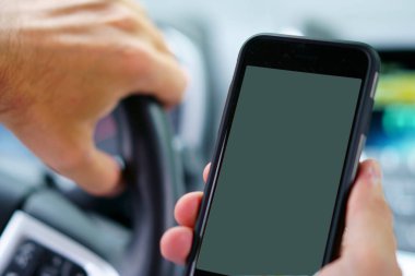 Metin yok ve sürücü! Bir adam manifatura bir parmak ile ise bir araba önde gelen. Parmak, telefon, arabanın odak odak odak.