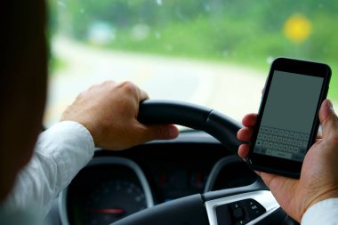 Metin yok ve sürücü! Bir adam manifatura bir parmak ile ise bir araba önde gelen. Parmak, telefon, arabanın odak odak odak.