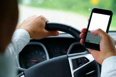 Metin yok ve sürücü! Bir adam manifatura bir parmak ile ise bir araba önde gelen. Parmak, telefon, arabanın odak odak odak.