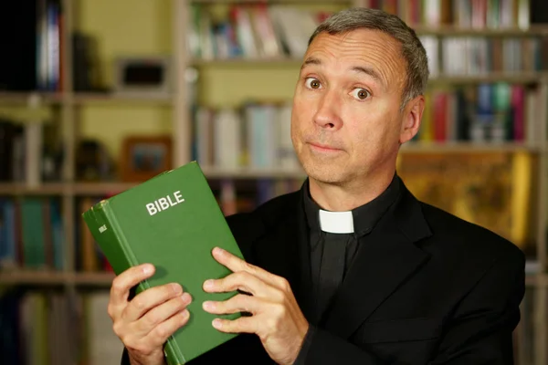 Een Goed Uitziende Ernstige Katholieke Priester Studeren Lezen Van Bijbel — Stockfoto