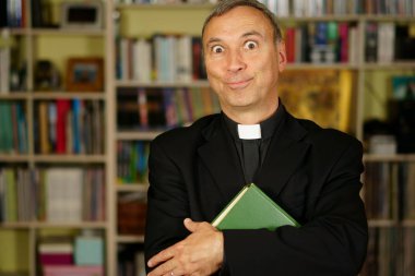 İyi görünümlü bir Katolik rahip onun kütüphaneye içe okuyor. Bize crazyness, faiz, ret, yargı ve endişe ile bakar.                               