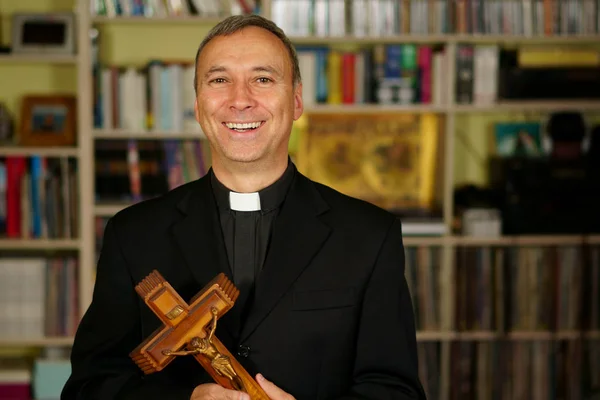 Een Goed Uitziende Glimlachen Lachen Katholieke Priester Vertoont Een Kruisbeeld — Stockfoto