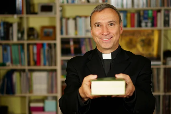 Good Looking Catholic Priest Studying His Library Looks Serenity Optimism — Stock Photo, Image