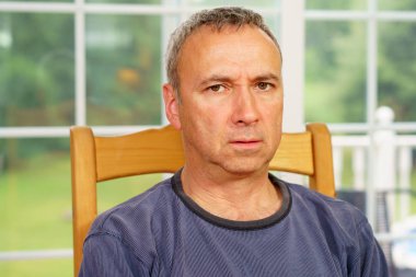 Beyaz adam, tek başına, tablo, gün, endişe, endişeli, hasta, questionning oturup.                              