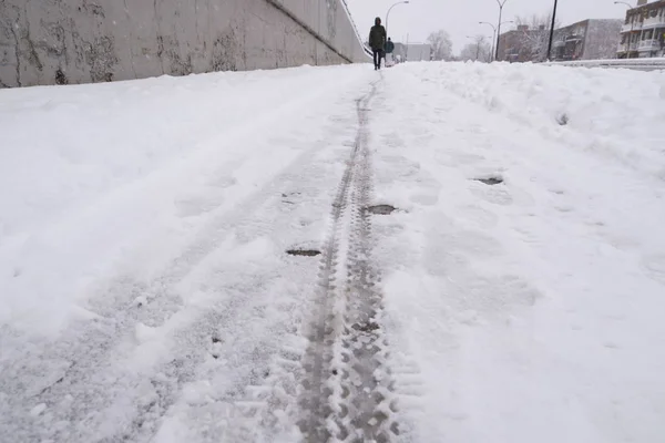 Primera Nieve Del Año Neumático Bicicleta Rastrea Nieve Acera Después —  Fotos de Stock