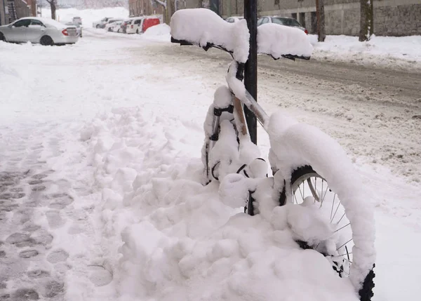 Primera Nieve Caído Sobre Todo Durante Noche Una Bicicleta Adosada —  Fotos de Stock