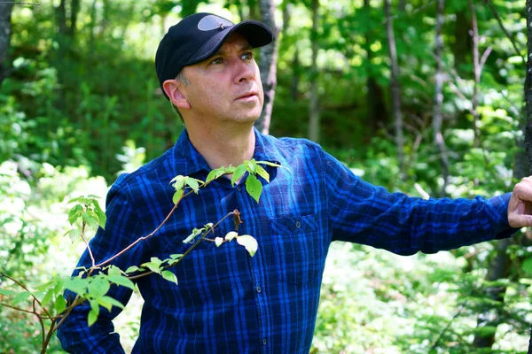 Кавказький Цікавий Чоловік Дивиться Далеко Під Час Піших Походів Лісі — стокове фото