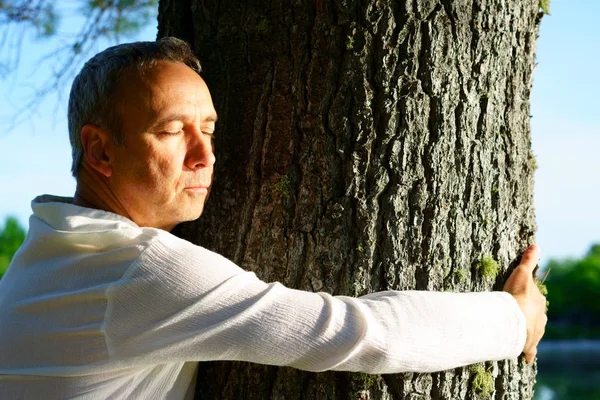 Hombre Caucásico Años Está Abrazando Gran Árbol Pacíficamente Para Compartir — Foto de Stock