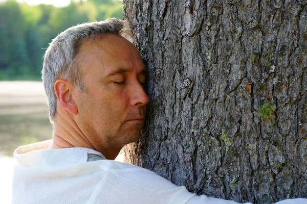 Hombre Caucásico Años Está Abrazando Gran Árbol Pacíficamente Para Compartir — Foto de Stock