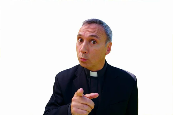 Een Goed Uitziende Katholieke Priester Geïsoleerd Wit Hij Kijkt Ons — Stockfoto