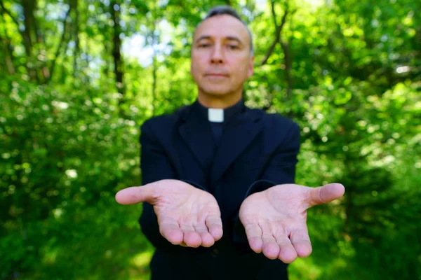 Een Goed Uitziende Katholieke Priester Verwelkomt Ons Vreugde Hij Bekijkt — Stockfoto