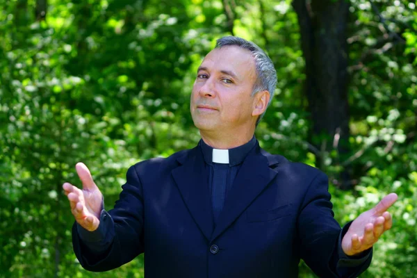 Een Goed Uitziende Katholieke Priester Wandelen Het Woud Permanent Kijken — Stockfoto