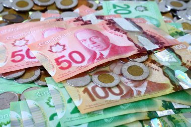Montreal, Quebec, Kanada / Aralık, 16 2018: birçok Kanadalı dolar faturaları ve yedek yayılması ve çerçevenin dolgu değiştirme.