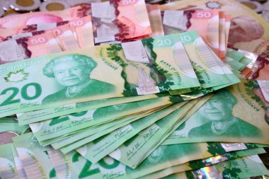 Montreal, Quebec, Kanada / Aralık, 16 2018: birçok Kanadalı dolar faturaları ve yedek yayılması ve çerçevenin dolgu değiştirme.
