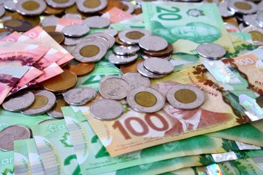 Montreal, Quebec, Kanada / Aralık, 16 2018: birçok Kanadalı dolar faturaları ve yedek yayılması ve çerçevenin dolgu değiştirme.                               