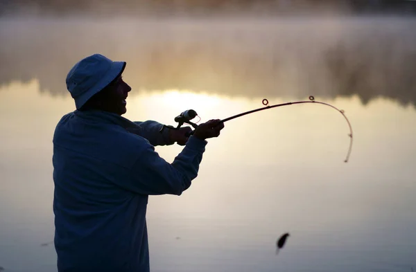 Ritratto Primo Piano Pescatore Caucasico Anni Lago Con Nebbia Mattina — Foto Stock