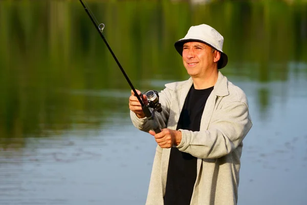 Porträt Eines Kaukasischen Fischers 50Er Jahre See Bei Sonnenuntergang Stockfoto