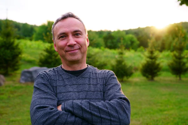 Ein Kaukasischer Mann Ist Glücklich Und Lächelt Bei Sonnenuntergang Seinem lizenzfreie Stockfotos