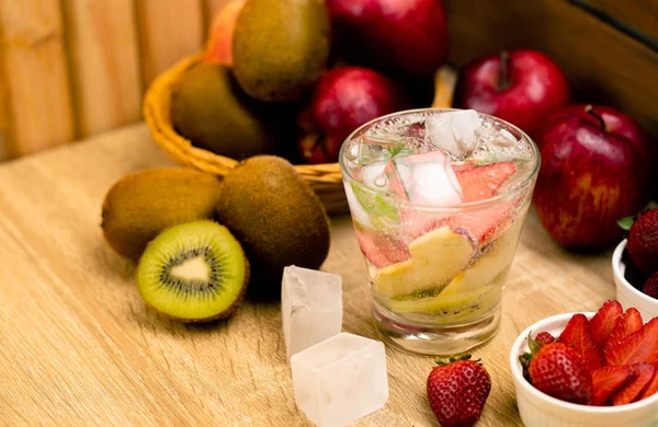 Detox Water Fruit Apple Wiki Stawberry Ice Glass Wood Background — Stock Photo, Image