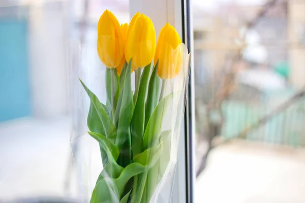 Bouquet de printemps de tulipes jaunes sur la fenêtre — Photo