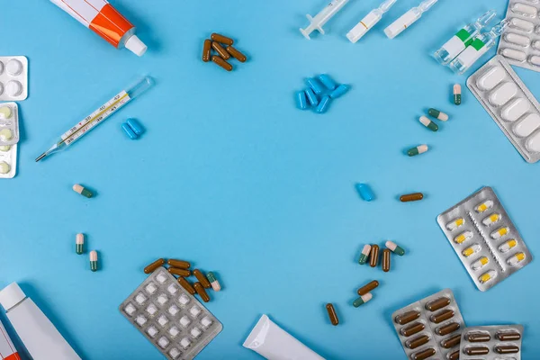 Píldoras planas de medicina, ungüento, ampollas y termómetro — Foto de Stock