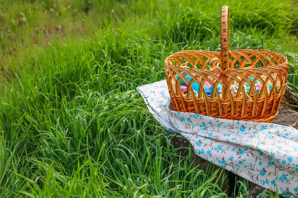 Bunte Ostereier im Korb auf Handtuch. — Stockfoto