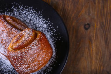 İki çörekler arka planda buzlanma şekeri ile tozunu. Üst görünüm