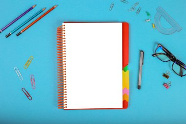 Ofis iş yeri. Kalem ve Kırtasiye maddelerle Office not defteri