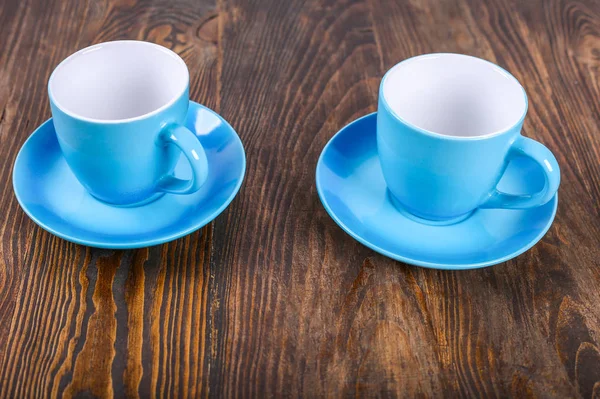 Deux tasses bleues sur fond en bois — Photo