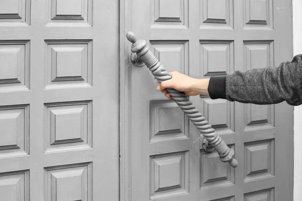 Hand öffnet die alte graue Holztür — Stockfoto