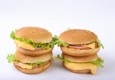 Hamburgerin peynir ve sosisle izolasyonu. Yakın çekim