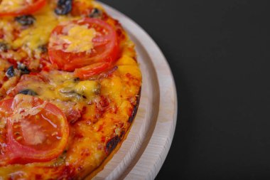 Siyah arka planda pizza yakın