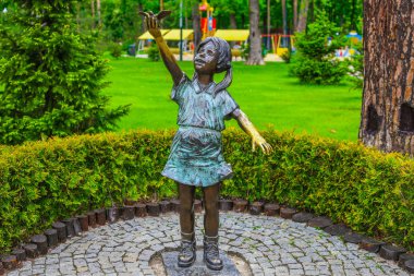 Ukrayna, Kharkiv - Mayıs, 2019: Kharkiv Gorky Park. Barış güvercini ile küçük bir kızın güzel anıt
